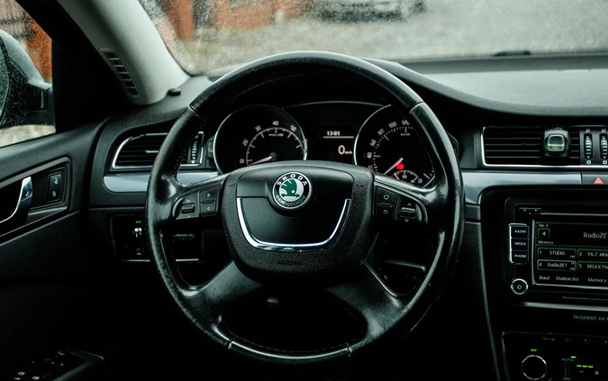 Skoda Superb cena 39900 przebieg: 218000, rok produkcji 2010 z Suwałki małe 704